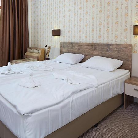Hotel Lira Slântsjev Brjag Eksteriør bilde