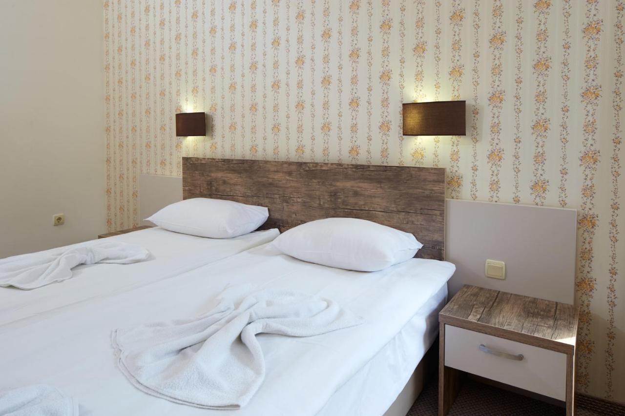 Hotel Lira Slântsjev Brjag Eksteriør bilde