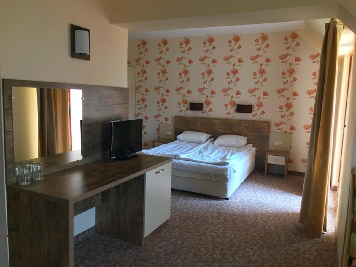 Hotel Lira Slântsjev Brjag Eksteriør bilde