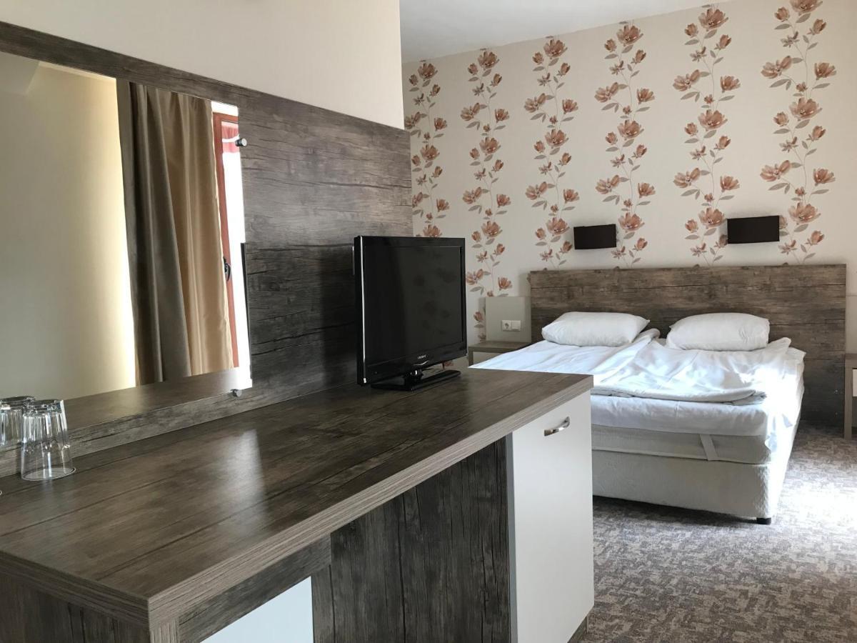 Hotel Lira Slântsjev Brjag Eksteriør bilde