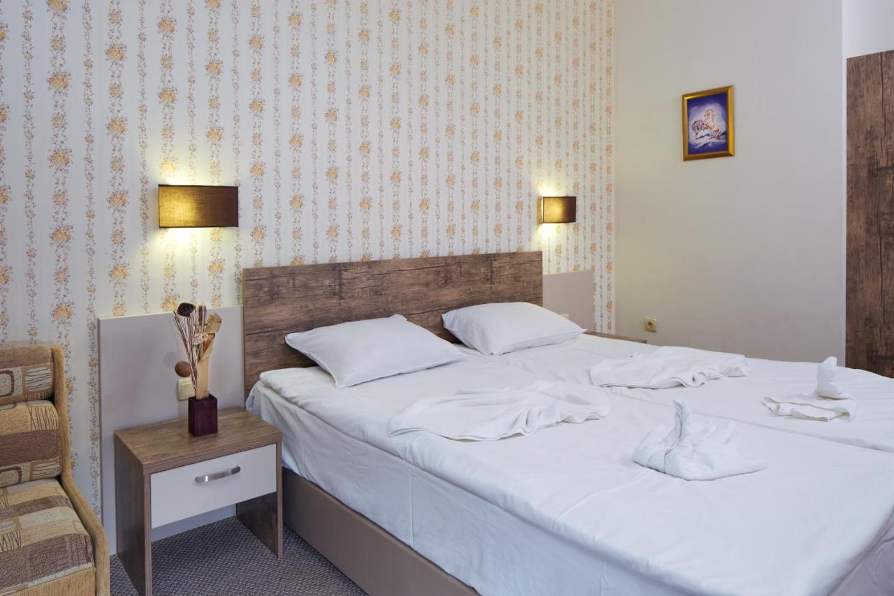 Hotel Lira Slântsjev Brjag Eksteriør bilde